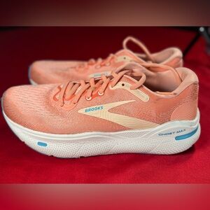 Womens Preowned Peach Brooks. Ghost Max Size 11